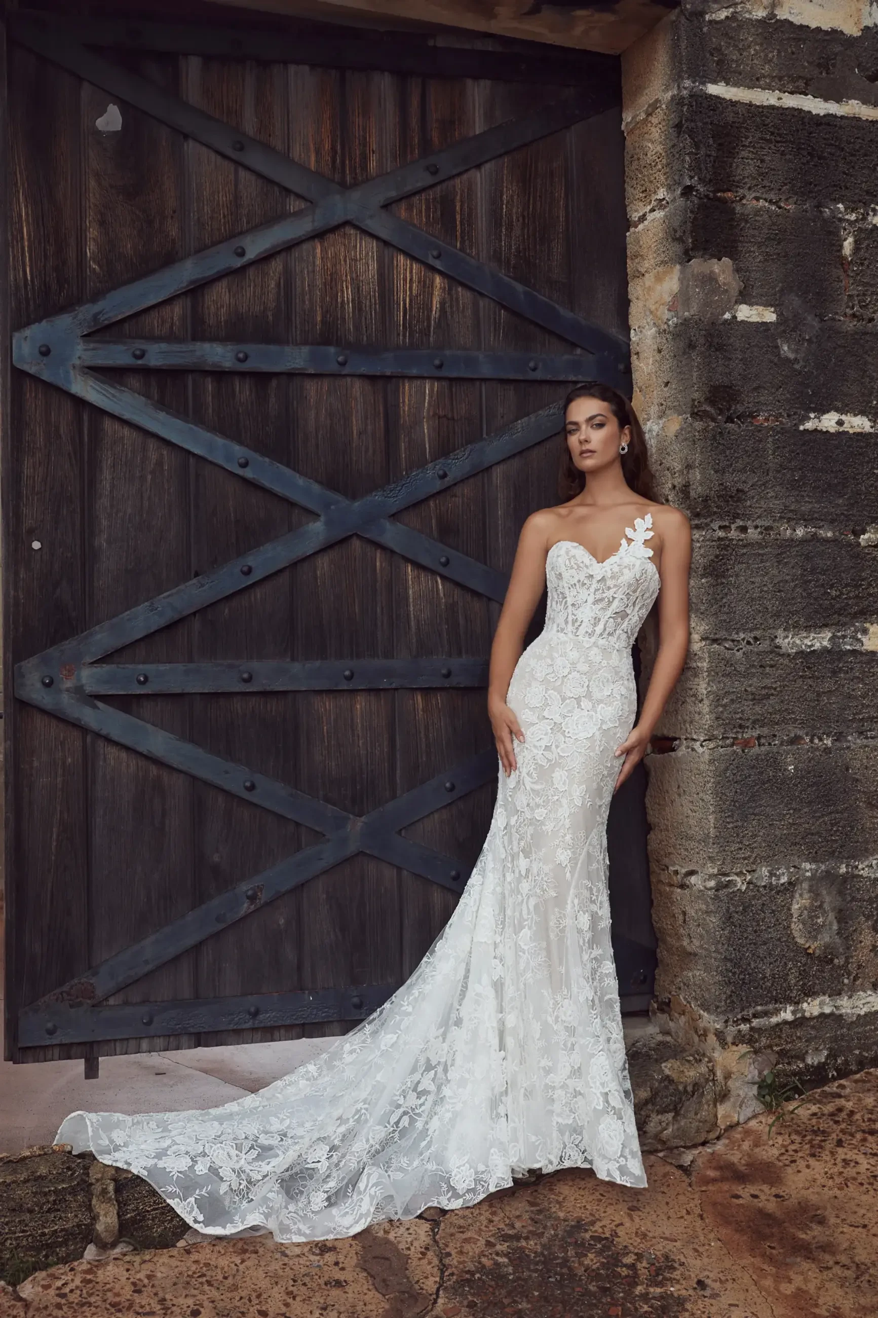 Chic Bridal Attire for Cold-Weather Celebrations Image